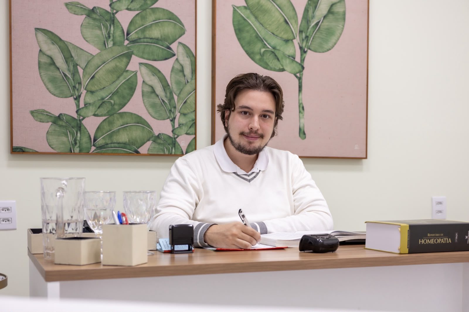 Dr.Arthur Gregório Valério em seu consultório